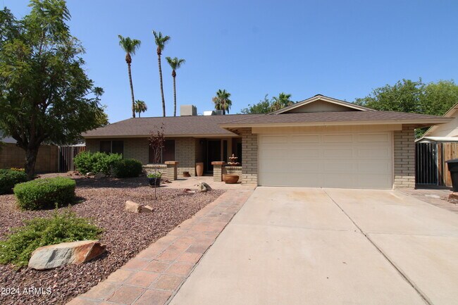 Photo - 10511 E Sahuaro Dr House