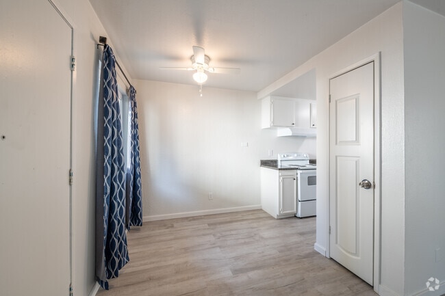 1BR, 1BA - 695SF - Dining Area