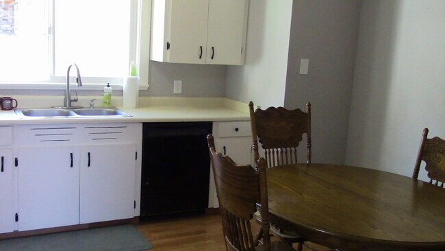 dishwasher plenty of counter and cupboard space - 2710 Oliver Ave