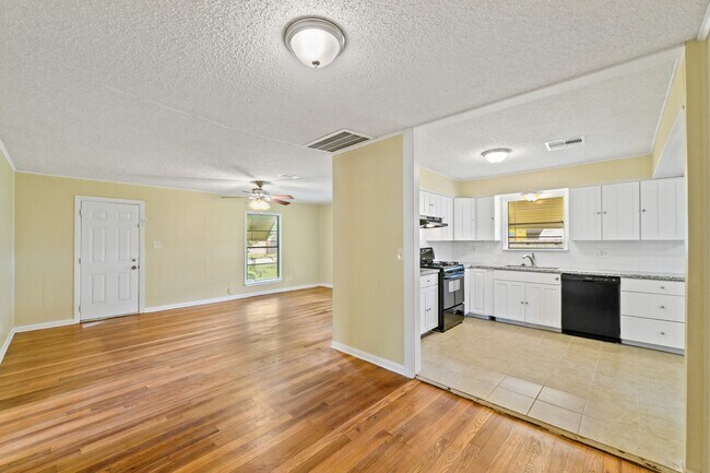 Photo - 821 Miller St