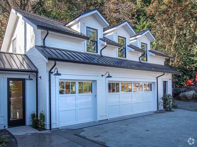 Building Photo - Expansive Loft-Style Carriage House in Pri...