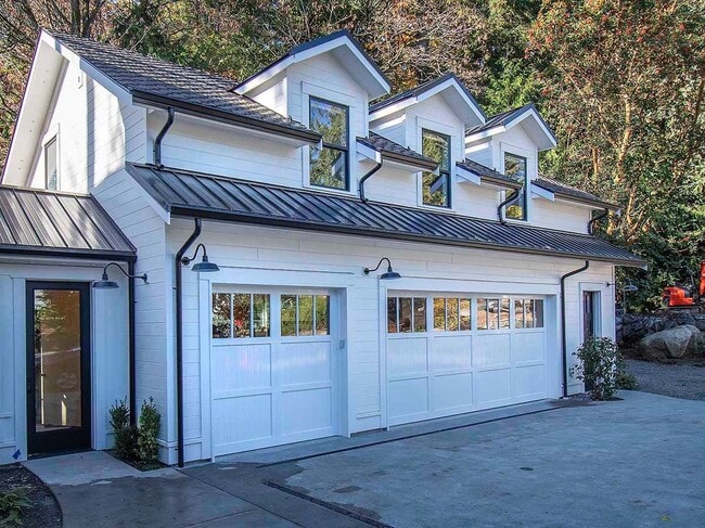 Expansive Loft-Style Carriage House in Pri... - Expansive Loft-Style Carriage House in Pri...