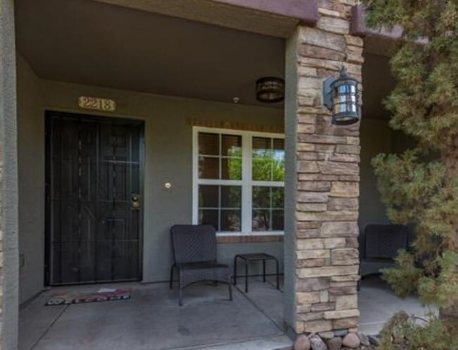 2218 E Huntington Dr