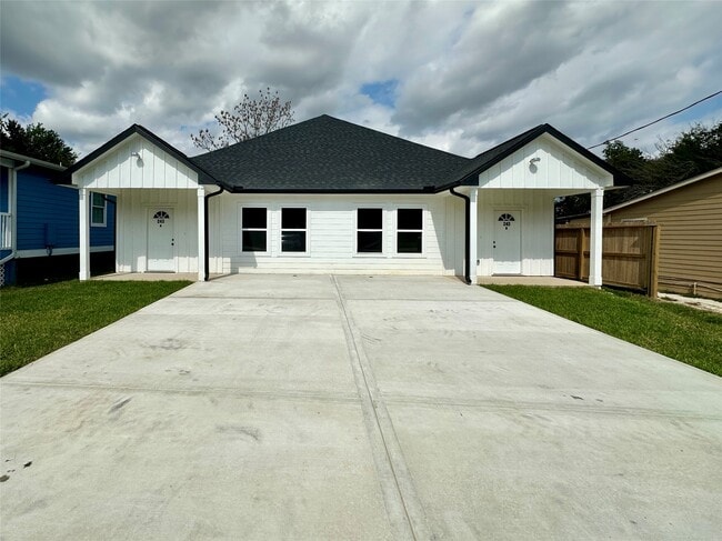 Building Photo - 243 Broadhurst Dr