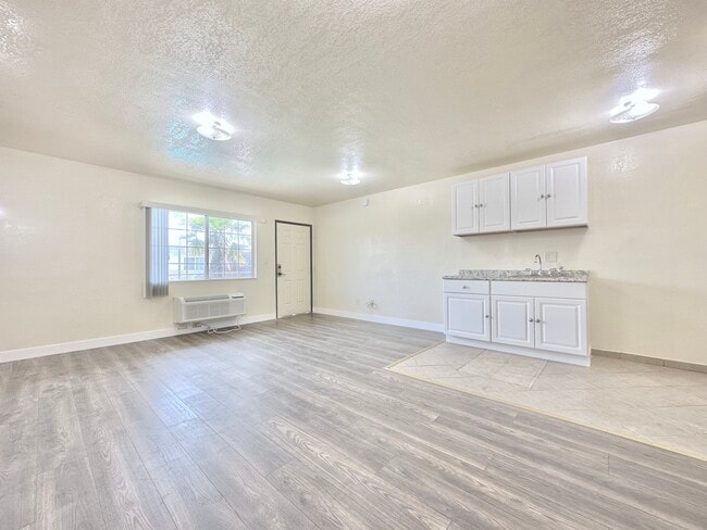 Photo - Maple Courtyard