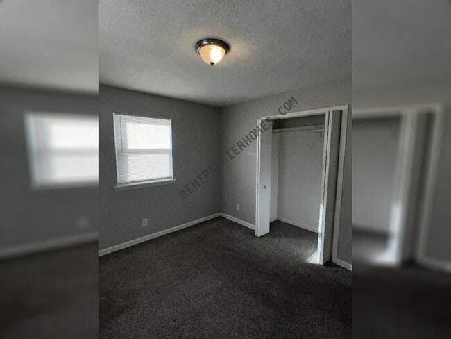 Building Photo - 16 Oakview Dr