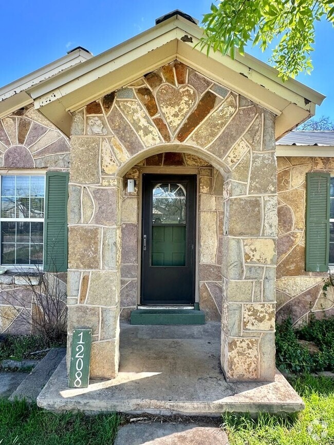 Building Photo - COMING AUGUST 2025 - Charming 2-Bedroom Home!