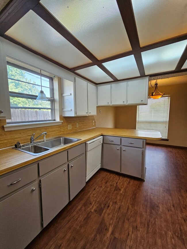 Photo - (3)Bed/(2) Bath with Shelter Avail NOW! Pe...