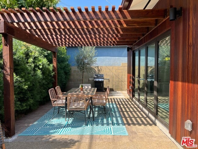 Building Photo - 3836 1/2 Seneca Avenue Unit