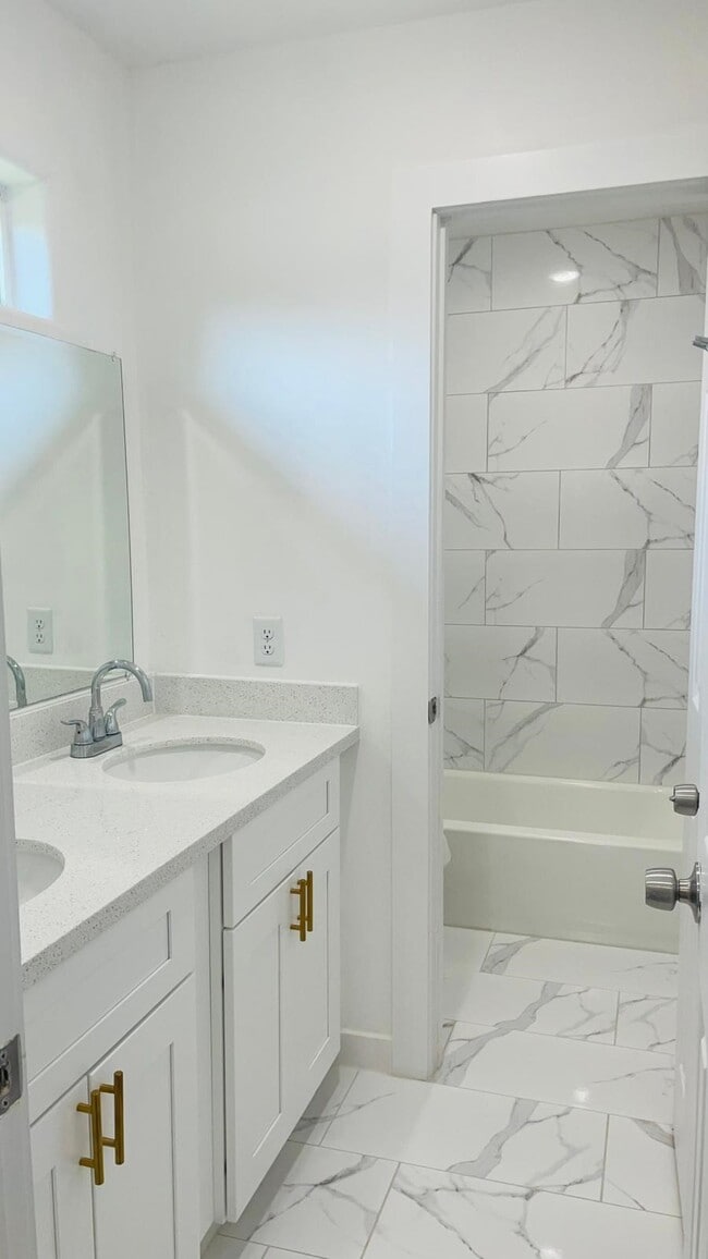 Building Photo - 8414 Sandra St Unit A