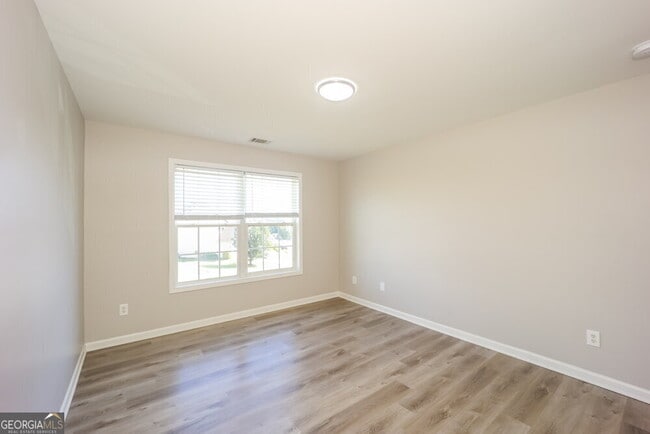 Photo - 323 Oakhaven Way