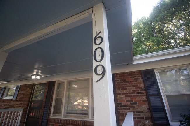 Photo - 609 Marguerite Dr NW