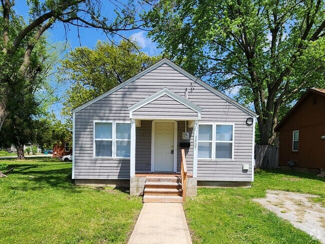 Building Photo - Spacious 3-Bedroom, 1-Bathroom Home AVAILA...