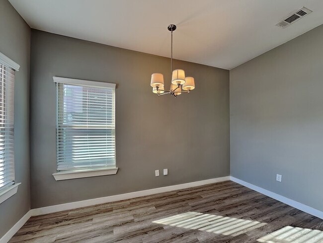 Photo - 1553 Fiji St