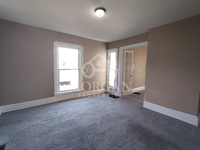 Photo - 925 W 5th St