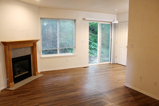 Photo - 1100 NE B St