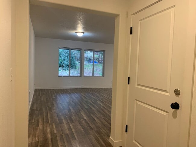 Photo - Newer 3 bed 2 bath Home in Kalama! Laminate all throughout main! Stainless Steel Appliances!