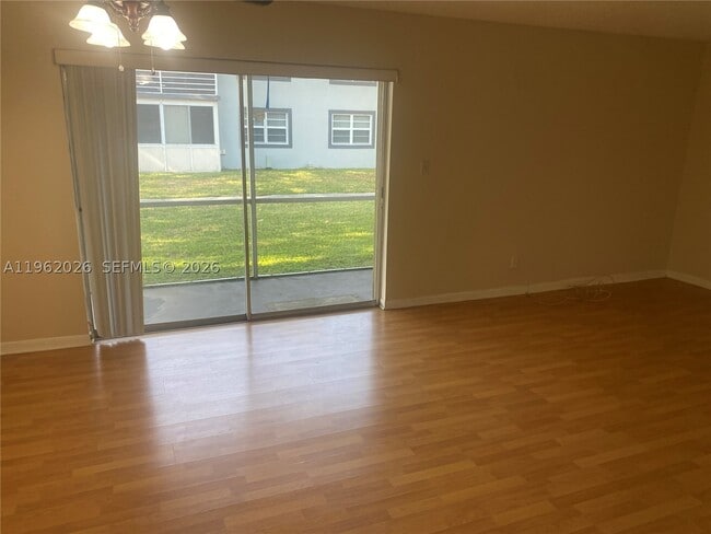 Photo - 335 W Laurel Dr Unit 1M