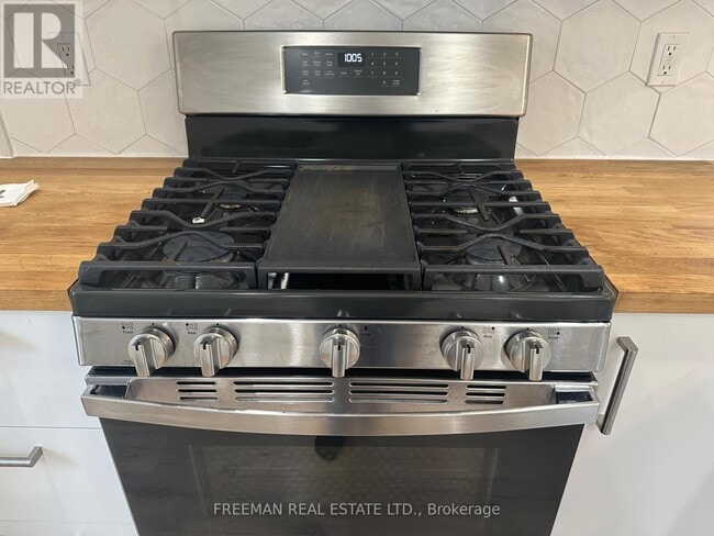 Photo - 3449 Yonge St