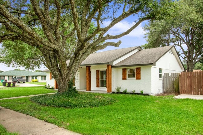 Photo - 3208 Woodstone Dr