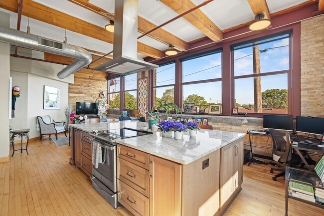 Photo - 215 W Maple St