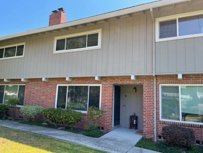 Building Photo - 2 bedroom, 2.5 bath 2 story condo now avai... Unit 9
