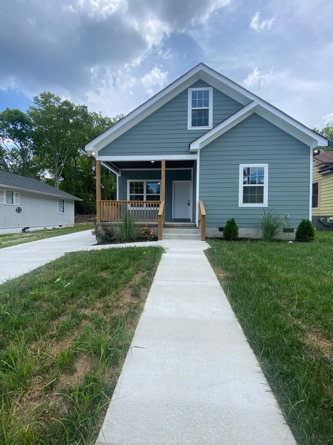 Charming 3 bed, 2 bath home! Fully fenced in, HUGE laundry room! - Charming 3 bed, 2 bath home! Fully fenced in, HUGE laundry room!