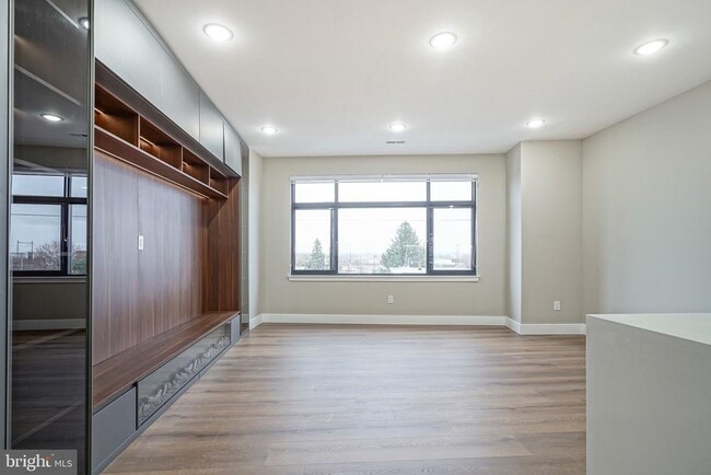 Building Photo - 4432 Wingate St Unit 305