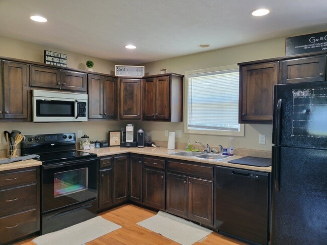 Photo - Spacious 2 bedroom, 2 full bath unit Unit D