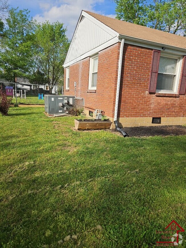 Building Photo - 721 Blackstone Ave Rental