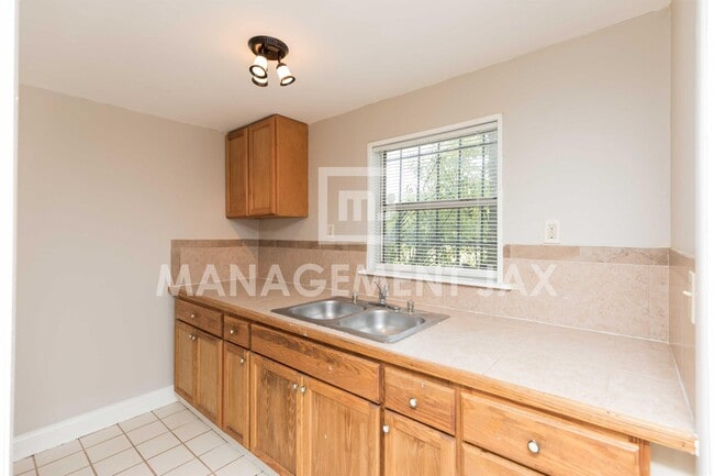 1458 Royal Ct Ln