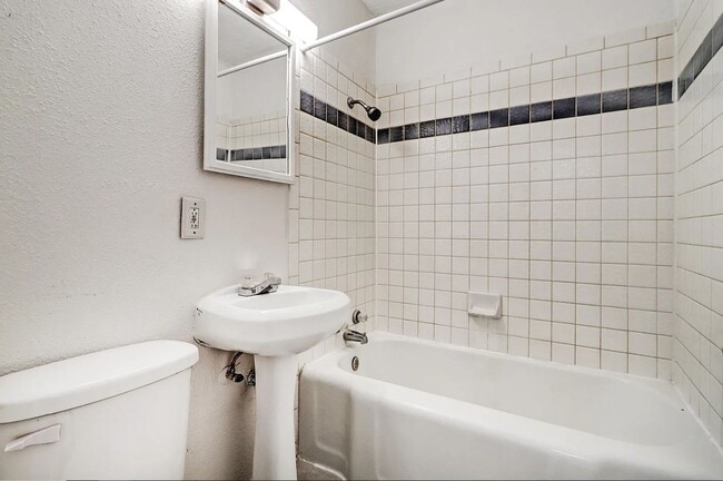 Photo - 2933 Truman St NE