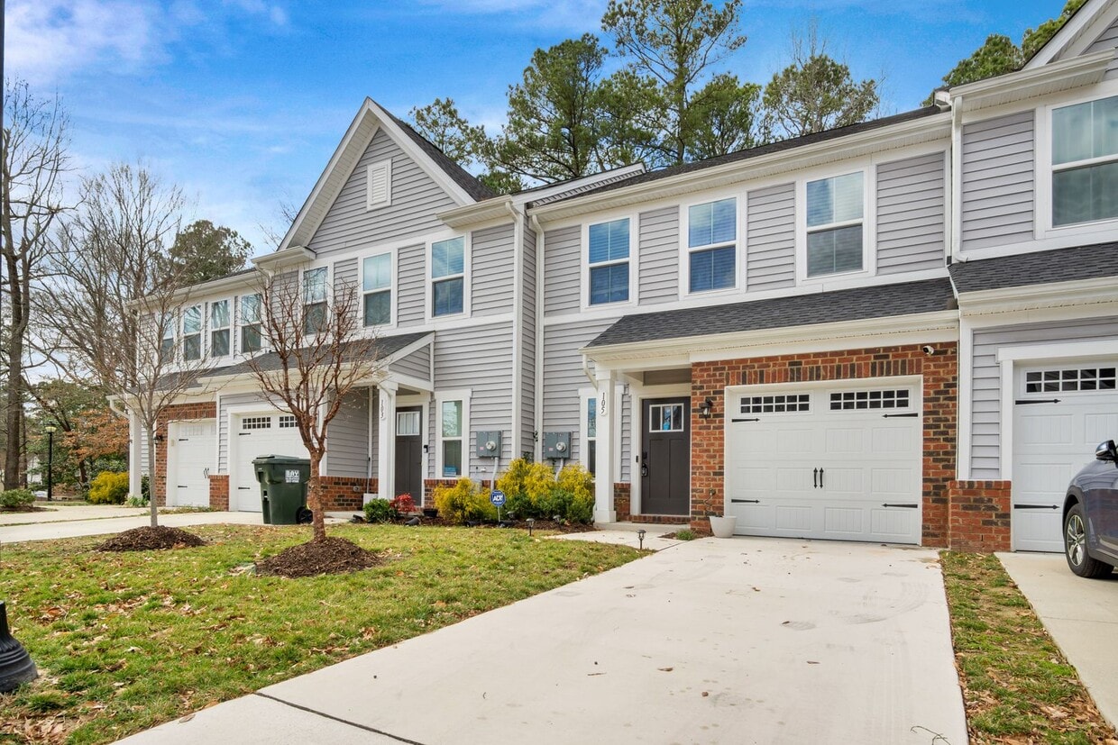 Fully Furnished 3 Bedroom 2.5 Bath Townhom... - Fully Furnished 3 Bedroom 2.5 Bath Townhom...