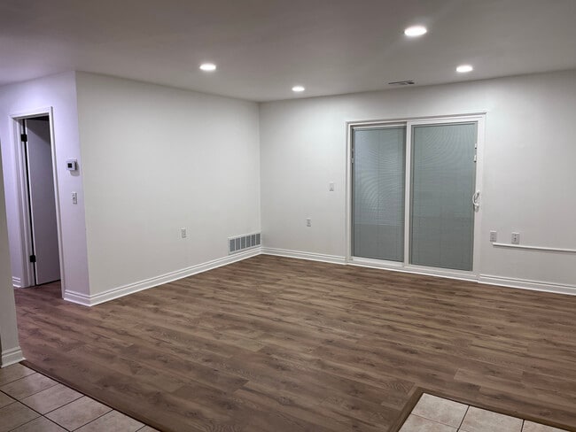 Building Photo - 16140 Clarkson Dr Unit 4