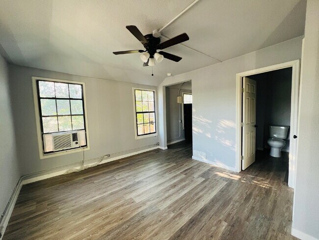 Photo - 127 Sandmeyer St Unit 4