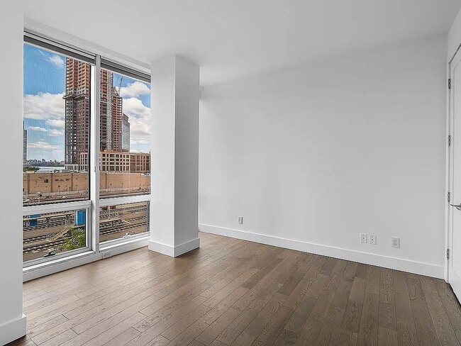 Photo - 5-19 Borden Ave