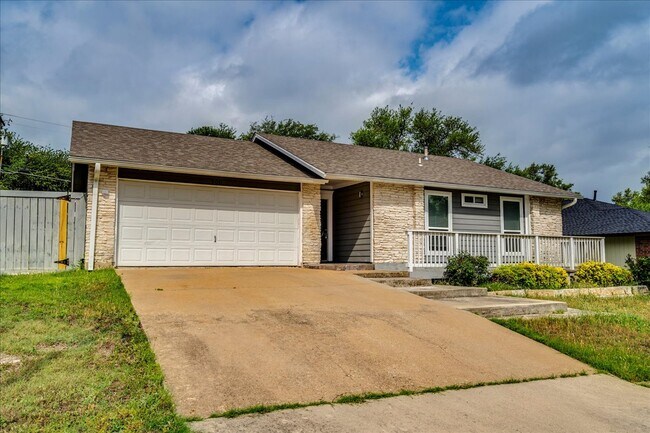 Photo - 3 Bed 2 Bath with 4 Car Garage and Boat/RV...