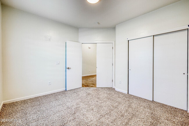 Photo - 903 Dewsbury Wy