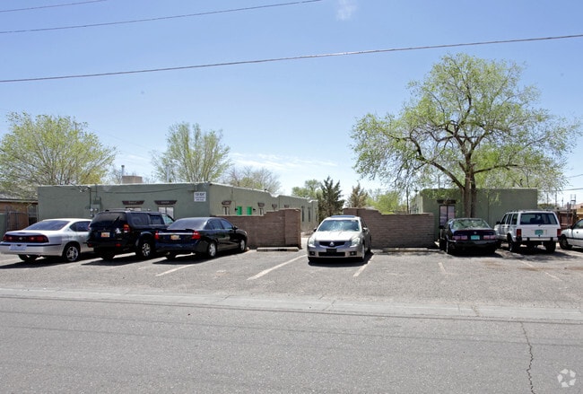 Building Photo - 208 Mescalero Rd NW