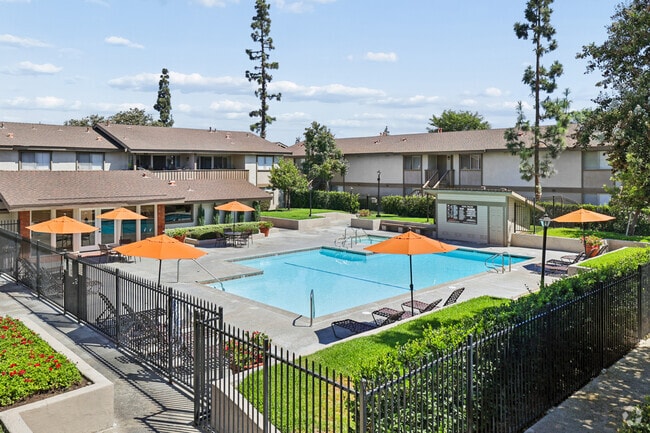 2BR, 1BA - 850SF - View