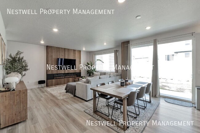 Photo - 2561 N Geranium Dr