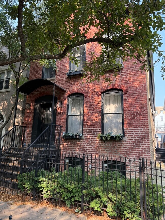 Building Photo - 2433 N Janssen Ave Unit 1R Rental