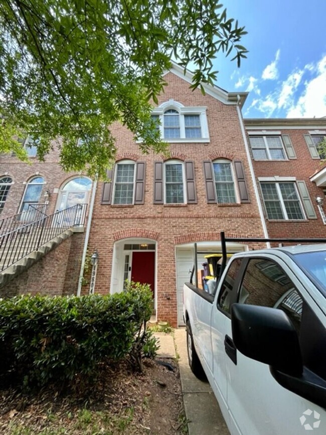 Building Photo - Spacious and bright 3 BR 3.5 BA TH with ga... Rental