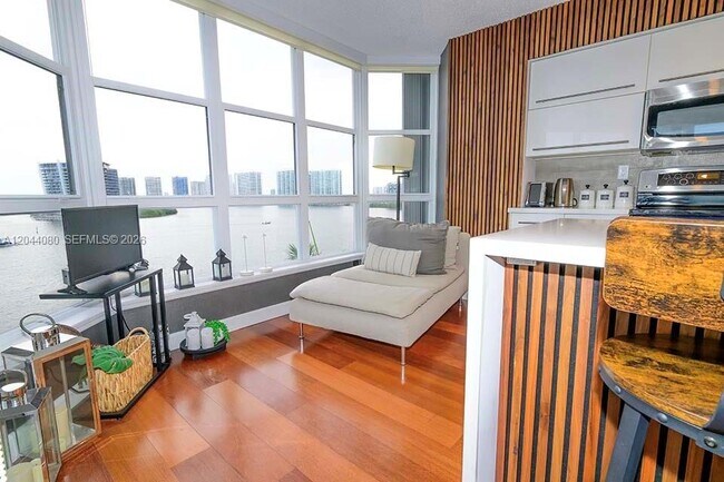 3600 Mystic Pointe Dr Unit 718