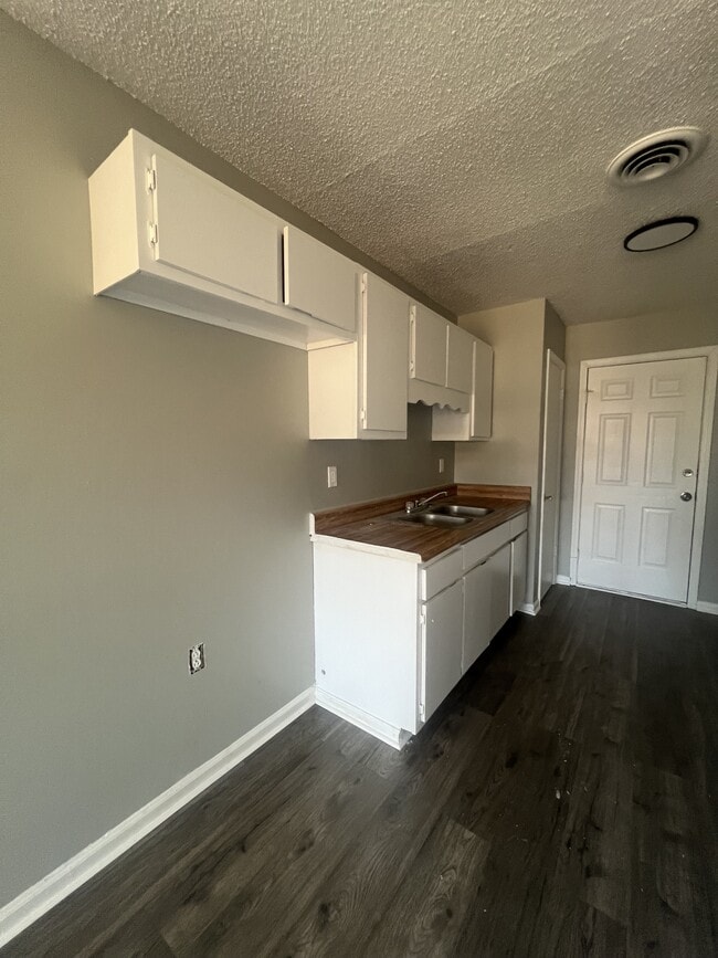 Photo - 211 N College St