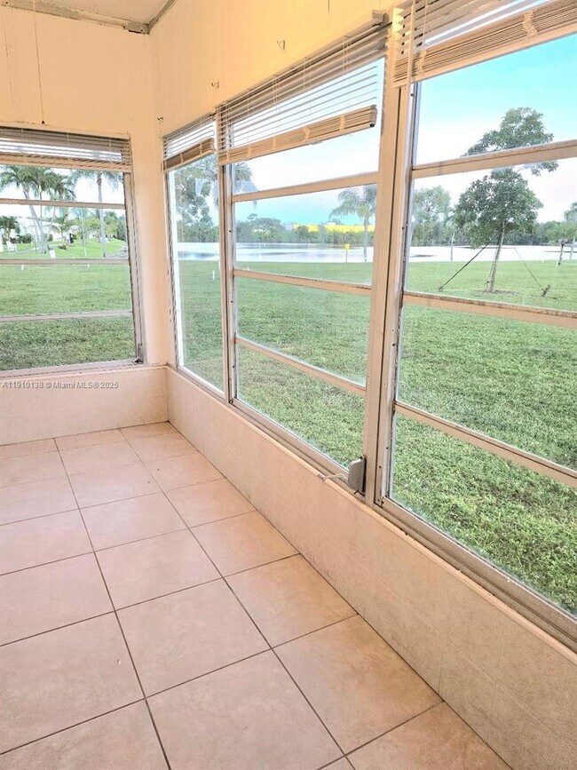 Building Photo - 2309 Park Ln Unit 116