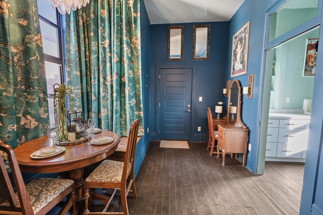 Building Photo - 217 N Sibley Ave Unit 2