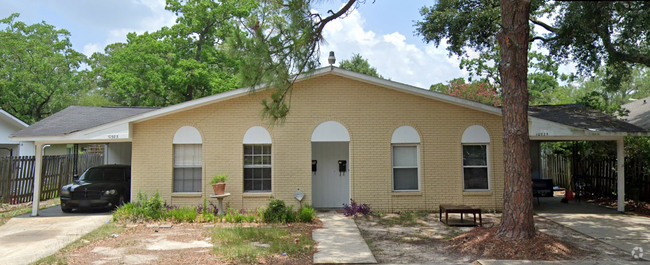 Building Photo - Condo: Live Oak Circle