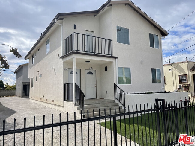 Photo - 708 W 50th St