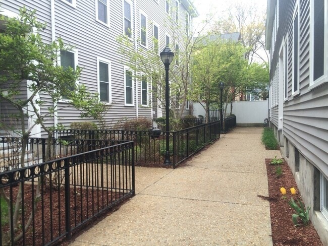 Building Photo - 7 Mullins Ct Unit C